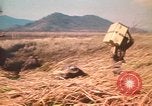 Standbild Montagnards angehören Soldaten Pleiku Süd Vietnam, 1969, aus Sekunde 39 historischem Filmmaterial Videoclip 65675075559