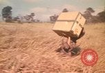 Standbild Montagnards angehören Soldaten Pleiku Süd Vietnam, 1969, aus Sekunde 42 historischem Filmmaterial Videoclip 65675075559