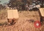 Standbild Montagnards angehören Soldaten Pleiku Süd Vietnam, 1969, aus Sekunde 49 historischem Filmmaterial Videoclip 65675075559