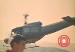 Standbild Montagnards angehören Soldaten Pleiku Süd Vietnam, 1969, aus Sekunde 51 historischem Filmmaterial Videoclip 65675075559