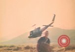 Standbild Montagnards angehören Soldaten Pleiku Süd Vietnam, 1969, aus Sekunde 54 historischem Filmmaterial Videoclip 65675075559