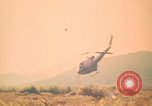 Standbild Montagnards angehören Soldaten Pleiku Süd Vietnam, 1969, aus Sekunde 55 historischem Filmmaterial Videoclip 65675075559