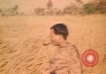 Standbild Montagnards angehören Soldaten Pleiku Süd Vietnam, 1969, aus Sekunde 59 historischem Filmmaterial Videoclip 65675075559