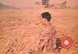 Standbild Montagnards angehören Soldaten Pleiku Süd Vietnam, 1969, aus Sekunde 60 historischem Filmmaterial Videoclip 65675075559