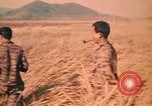 Standbild Montagnards angehören Soldaten Pleiku Süd Vietnam, 1969, aus Sekunde 61 historischem Filmmaterial Videoclip 65675075559