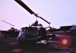 Immagine di UH-1B Iroquois elicottero Soc Trang Vietnam, 1968, secondo 15 filmato di repertorio 65675075590