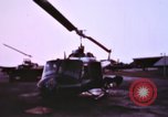 Immagine di UH-1B Iroquois elicottero Soc Trang Vietnam, 1968, secondo 16 filmato di repertorio 65675075590