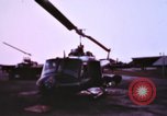 Immagine di UH-1B Iroquois elicottero Soc Trang Vietnam, 1968, secondo 18 filmato di repertorio 65675075590