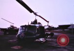Immagine di UH-1B Iroquois elicottero Soc Trang Vietnam, 1968, secondo 19 filmato di repertorio 65675075590