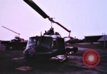 Immagine di UH-1B Iroquois elicottero Soc Trang Vietnam, 1968, secondo 20 filmato di repertorio 65675075590