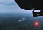 Standbild Air Strike Vietnam, 1970, aus Sekunde 10 historischem Filmmaterial Videoclip 65675075592