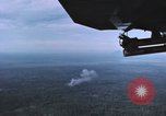 Standbild Air Strike Vietnam, 1970, aus Sekunde 14 historischem Filmmaterial Videoclip 65675075592