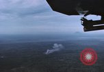 Standbild Air Strike Vietnam, 1970, aus Sekunde 16 historischem Filmmaterial Videoclip 65675075592