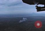 Standbild Air Strike Vietnam, 1970, aus Sekunde 17 historischem Filmmaterial Videoclip 65675075592