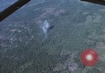 Standbild Air Strike Vietnam, 1970, aus Sekunde 56 historischem Filmmaterial Videoclip 65675075592