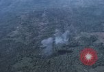 Standbild Air Strike Vietnam, 1970, aus Sekunde 61 historischem Filmmaterial Videoclip 65675075592