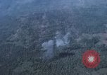 Standbild Air Strike Vietnam, 1970, aus Sekunde 62 historischem Filmmaterial Videoclip 65675075592