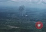 Standbild Explosionen Bien Hoa in Vietnam, 1970, aus Sekunde 10 historischem Filmmaterial Videoclip 65675075595