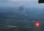 Standbild Explosionen Bien Hoa in Vietnam, 1970, aus Sekunde 13 historischem Filmmaterial Videoclip 65675075595