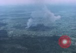 Standbild Explosionen Bien Hoa in Vietnam, 1970, aus Sekunde 30 historischem Filmmaterial Videoclip 65675075595