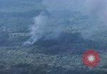 Standbild Explosionen Bien Hoa in Vietnam, 1970, aus Sekunde 33 historischem Filmmaterial Videoclip 65675075595