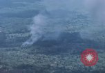 Standbild Explosionen Bien Hoa in Vietnam, 1970, aus Sekunde 36 historischem Filmmaterial Videoclip 65675075595