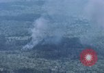 Standbild Explosionen Bien Hoa in Vietnam, 1970, aus Sekunde 38 historischem Filmmaterial Videoclip 65675075595