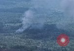 Standbild Explosionen Bien Hoa in Vietnam, 1970, aus Sekunde 39 historischem Filmmaterial Videoclip 65675075595