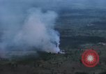Standbild Explosionen Bien Hoa in Vietnam, 1970, aus Sekunde 56 historischem Filmmaterial Videoclip 65675075595