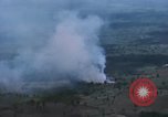 Standbild Explosionen Bien Hoa in Vietnam, 1970, aus Sekunde 59 historischem Filmmaterial Videoclip 65675075595