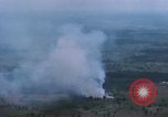 Standbild Explosionen Bien Hoa in Vietnam, 1970, aus Sekunde 61 historischem Filmmaterial Videoclip 65675075595