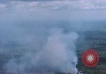 Standbild Explosionen Bien Hoa in Vietnam, 1970, aus Sekunde 62 historischem Filmmaterial Videoclip 65675075595
