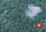 Standbild aufsteigende Rauch Bien Hoa in Vietnam, 1970, aus Sekunde 14 historischem Filmmaterial Videoclip 65675075596