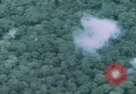 Standbild aufsteigende Rauch Bien Hoa in Vietnam, 1970, aus Sekunde 15 historischem Filmmaterial Videoclip 65675075596