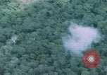 Standbild aufsteigende Rauch Bien Hoa in Vietnam, 1970, aus Sekunde 16 historischem Filmmaterial Videoclip 65675075596