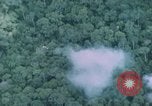 Standbild aufsteigende Rauch Bien Hoa in Vietnam, 1970, aus Sekunde 25 historischem Filmmaterial Videoclip 65675075596