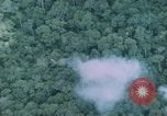 Standbild aufsteigende Rauch Bien Hoa in Vietnam, 1970, aus Sekunde 26 historischem Filmmaterial Videoclip 65675075596