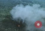 Standbild aufsteigende Rauch Bien Hoa in Vietnam, 1970, aus Sekunde 35 historischem Filmmaterial Videoclip 65675075596