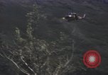 Standbild UH-1F Hubschrauber Vietnam, 1968, aus Sekunde 37 historischem Filmmaterial Videoclip 65675075603