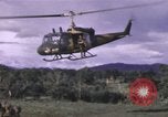Standbild UH-1F Iroquois Hubschrauber Vietnam, 1968, aus Sekunde 25 historischem Filmmaterial Videoclip 65675075604