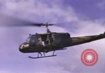 Standbild UH-1F Iroquois Hubschrauber Vietnam, 1968, aus Sekunde 27 historischem Filmmaterial Videoclip 65675075604
