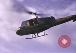 Standbild UH-1F Iroquois Hubschrauber Vietnam, 1968, aus Sekunde 28 historischem Filmmaterial Videoclip 65675075604