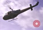 Standbild UH-1F Iroquois Hubschrauber Vietnam, 1968, aus Sekunde 29 historischem Filmmaterial Videoclip 65675075604