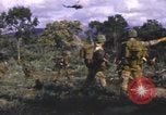 Standbild UH-1F Iroquois Hubschrauber Vietnam, 1968, aus Sekunde 61 historischem Filmmaterial Videoclip 65675075604
