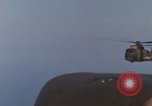 Standbild CH-3E-Hubschrauber tragen Fallschirmjäger Vietnam, 1962, aus Sekunde 33 historischem Filmmaterial Videoclip 65675075613