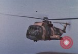 Standbild CH-3E-Hubschrauber tragen Fallschirmjäger Vietnam, 1962, aus Sekunde 44 historischem Filmmaterial Videoclip 65675075613
