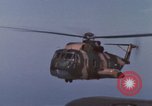Standbild CH-3E-Hubschrauber tragen Fallschirmjäger Vietnam, 1962, aus Sekunde 45 historischem Filmmaterial Videoclip 65675075613