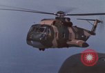 Standbild CH-3E-Hubschrauber tragen Fallschirmjäger Vietnam, 1962, aus Sekunde 51 historischem Filmmaterial Videoclip 65675075613
