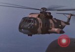 Standbild CH-3E-Hubschrauber tragen Fallschirmjäger Vietnam, 1962, aus Sekunde 52 historischem Filmmaterial Videoclip 65675075613