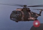 Standbild CH-3E-Hubschrauber tragen Fallschirmjäger Vietnam, 1962, aus Sekunde 54 historischem Filmmaterial Videoclip 65675075613